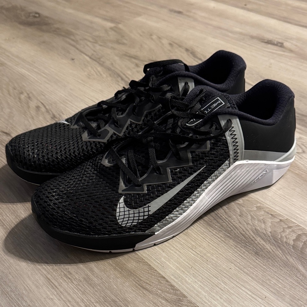 Nike Black, Gray, & White Men's Athletic Shoes